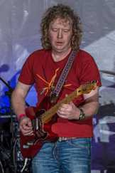 Gordon Vaughan: guitar